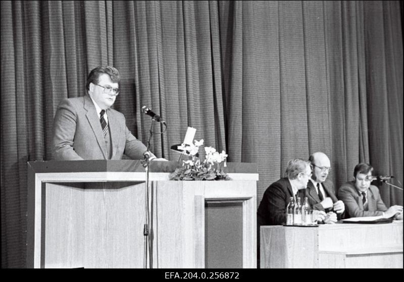 Põllumajandustöötajate nõupidamisel Haljalas. Kõneleb EV Valitsuse esimees Edgar Savisaar.