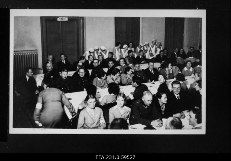 Naiskodukaitse Järva Ringkonna X aastapäeva koosviibimisest osavõtjad peolauas.