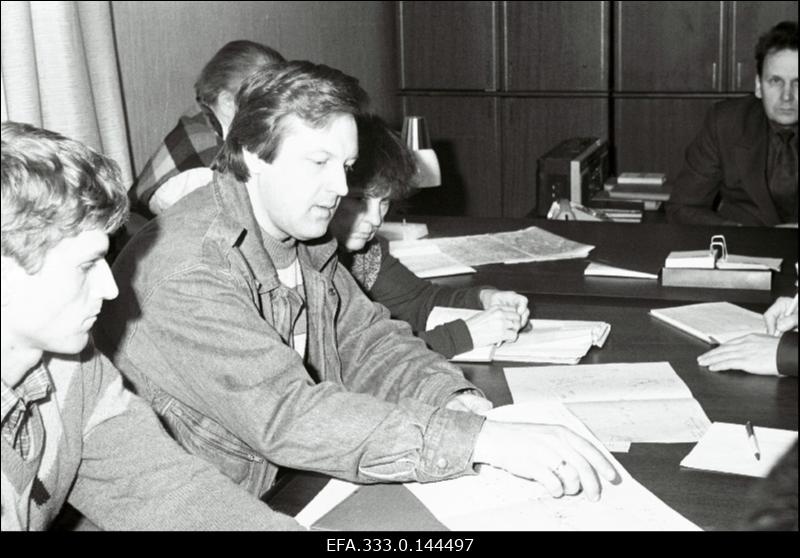 Nõukogude Armee süül Tapal lennukikütuse mahavalgumisest tekkinud looduse reostuse likvideerimise komisjon. Vasakult 2. Eesti maaparanduse välilaboratooriumi juhataja E. Ots.