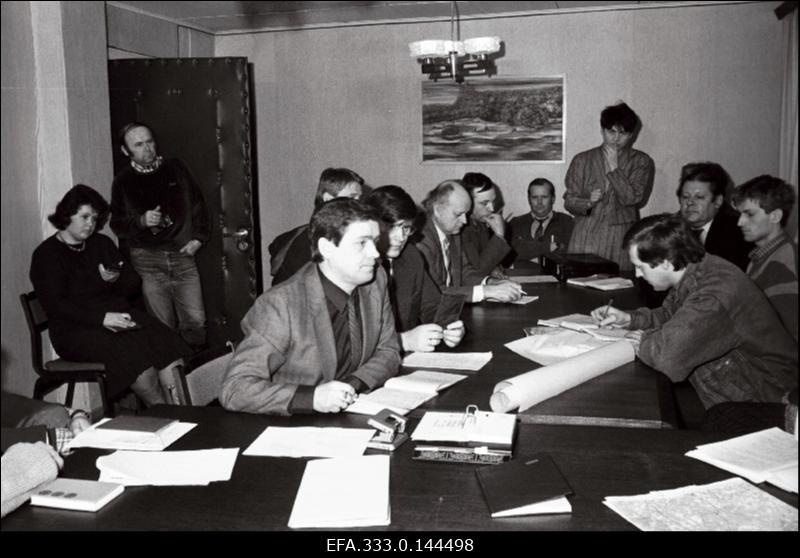 Nõukogude Armee süül Tapal lennukikütuse mahavalgumisest tekkinud looduse reostust arutavad Tapa linnanõukogu istungist osavõtjad. Laua taga (vasakult) Virumaa maavanem Lembit Kaljuvee.