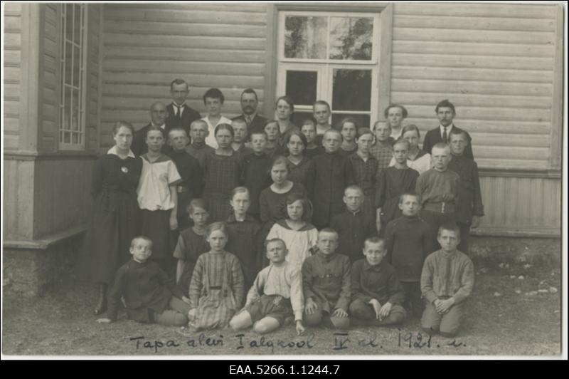 Tapa alevi I algkooli IV klassi õpilased ja klassijuhataja Liisbet Juske. Grupifoto koolimaja juures