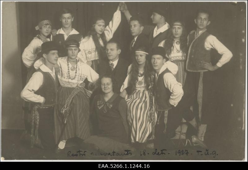 Tapa Ühisgümnaasiumi õpilased Rootsis rahvatantsul koos prl. Kassiga. Grupifoto