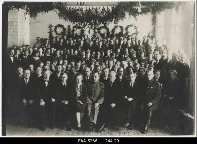 Tapa Ühisgümnaasiumi õpilased ja õpetajad. Pildi taga saksakeelne kirjutis ning autogramm. Grupifoto