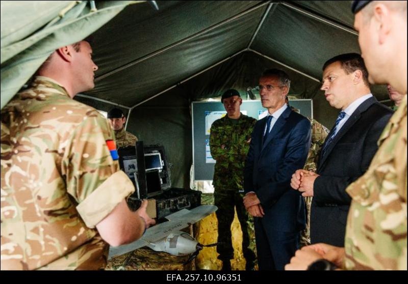 Kaitseministrite mitteametlik kohtumine. Peaminister Jüri Ratas ja NATO peasekretär Jens Stoltenberg Tapa baasi külastamas.