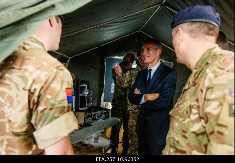 Kaitseministrite mitteametlik kohtumine. Peaminister Jüri Ratas ja NATO peasekretär Jens Stoltenberg Tapa baasi külastamas.