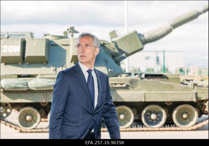 Kaitseministrite mitteametlik kohtumine. Peaminister Jüri Ratas ja NATO peasekretär Jens Stoltenberg Tapa baasi külastamas.