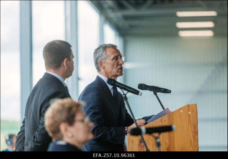 Kaitseministrite mitteametlik kohtumine. Peaminister Jüri Ratas ja NATO peasekretär Jens Stoltenberg Tapa baasi külastamas.