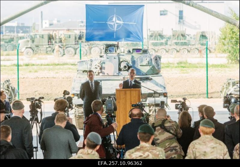 Kaitseministrite mitteametlik kohtumine. Peaminister Jüri Ratas ja NATO peasekretär Jens Stoltenberg Tapa baasi külastamas.