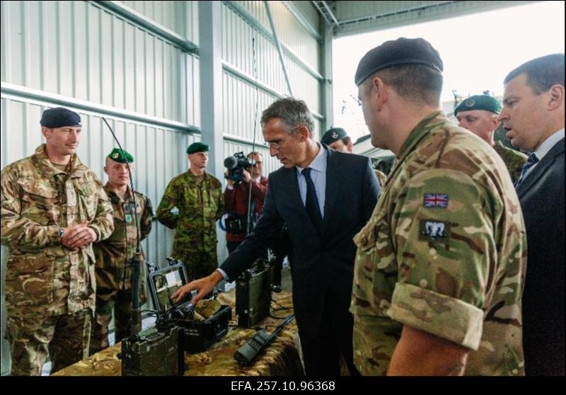 Kaitseministrite mitteametlik kohtumine. Peaminister Jüri Ratas ja NATO peasekretär Jens Stoltenberg Tapa baasi külastamas.