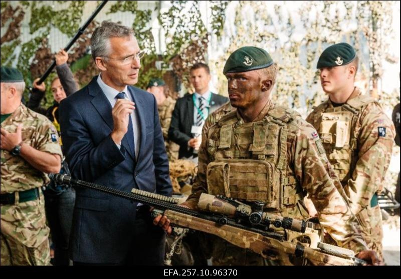 Kaitseministrite mitteametlik kohtumine. Peaminister Jüri Ratas ja NATO peasekretär Jens Stoltenberg Tapa baasi külastamas.