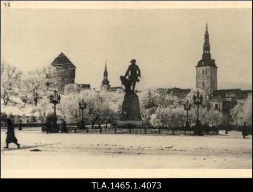 Peeter I ausammas Peetri platsil (väljakul). (Skulptor V. Bärenstammi kavandi järgi tehtud Peetri ausammas avati pidulikult 29. sept. 1910, ning kõrvaldati 1922.a )