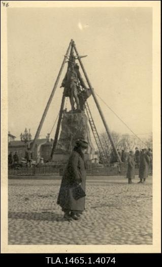 Peeter I ausamba lammutamine. (Skulptor V. Bärenstammi kavandi järgi tehtud Peetri ausammas avati pidulikult 29. sept. 1910, ning kõrvaldati 1922.a )