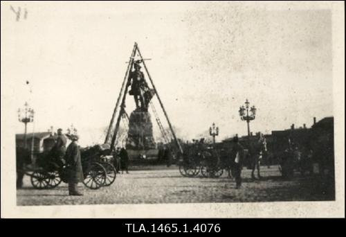 Peeter I ausmba lammutamine. (Skulptor V. Bärenstammi kavandi järgi tehtud Peetri ausammas avati pidulikult 29. sept. 1910, ning kõrvaldati 1922.a )