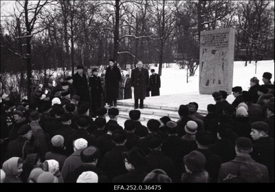 Punakaartlaste Mihkel Aitsami, Rudolf Imbergi ja Jüri Kalmuse monumendi avamine Kadriorus. Kõneleb NSV Liidu Ülemnõukogu saadik vana revolutsionäär A. Hendrikson.  similar photo