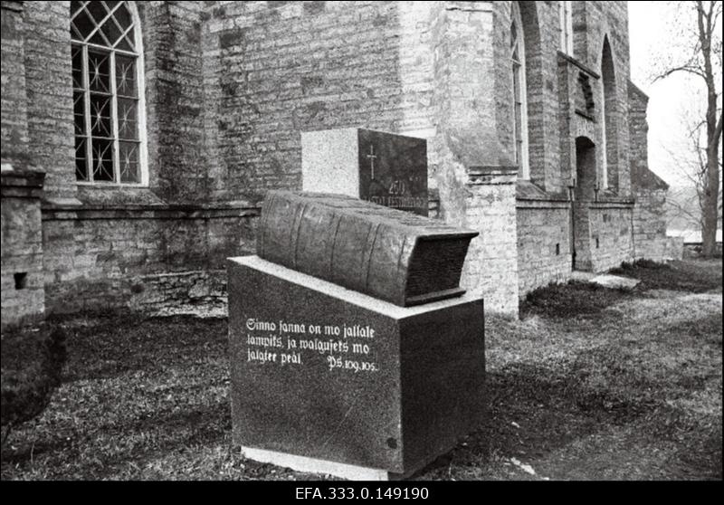 Jüri kiriku juurde paigaldatud eestikeelse piibli 250. aastapäeva mälestusmärk.