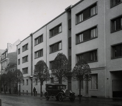 Korterelamu Tallinnas Kaarli pst 5/7, vaade hoonele Kaarli puiesteelt. Arhitekt Robert Natus  similar photo