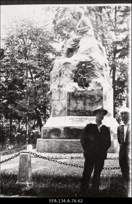 Üliõpilasseltsi Raimla liikmed matkal mööda Eestimaad. Kreutzwaldi ausammas.