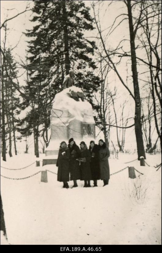 Rühm Kristlike Noorte Naiste Ühingute Liidu liikmeid Fr. R. Kreutzwaldi ausamba juures.