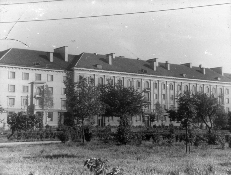 Stalinistlik korterelamu Tallinnas, vaade hoonegrupile. Arhitekt Erika Nõva
