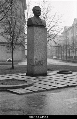 Jaan Anvelti ausammas Tallinnas  similar photo