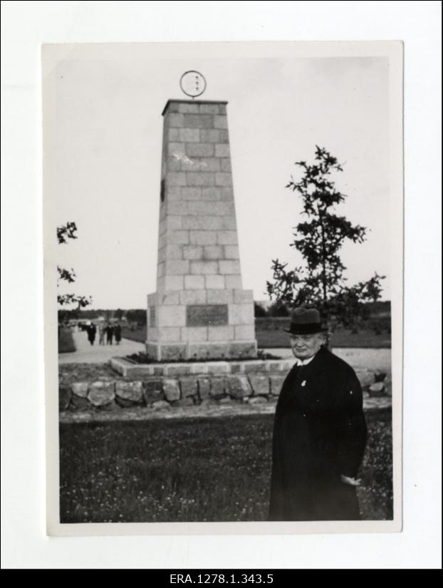 K. Päts enda ausamba juures.