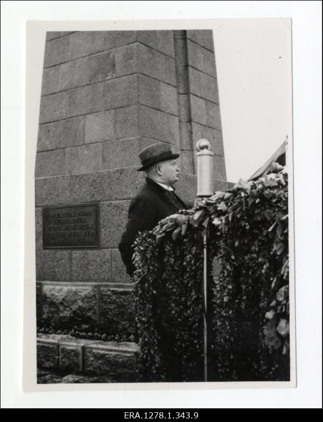 K. Päts enda ausamba avamisel kõnelemas.