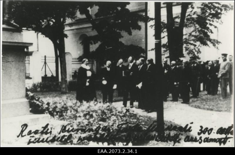 Tartu Ülikooli 300.a. juubelist osavõtjad koos Rootsi kuningaga Gustav Adolfi ausamba juures ülikooli peahoone taga