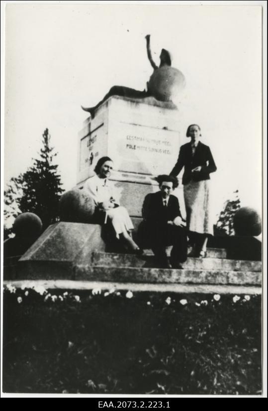 Kooliõpetaja Klara Rebane ja pastoriproua Rosenberg 1926. aastal püstitatud Lembitu ausamba juures