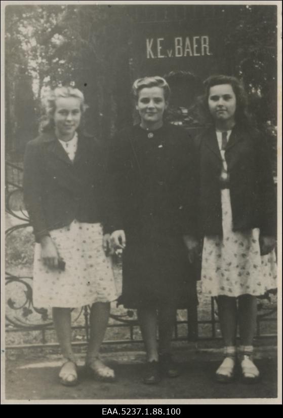 Valentiine Orumets, Vilma Reinu ja Aime (perekonnanimi määramata) K. E. v Baeri ausamba ees
