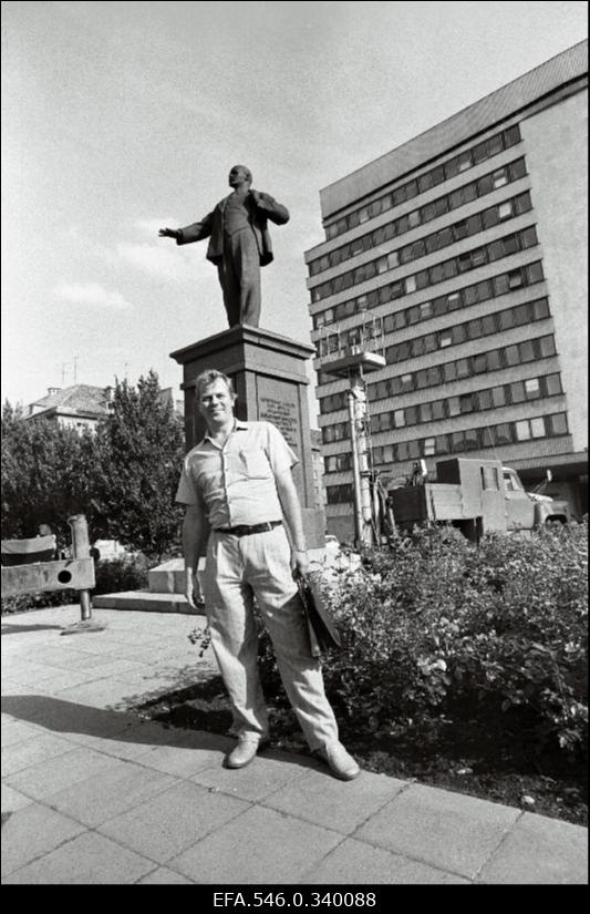 Lenini monumendi eemaldamine Tallinnas Rävala puiesteel.