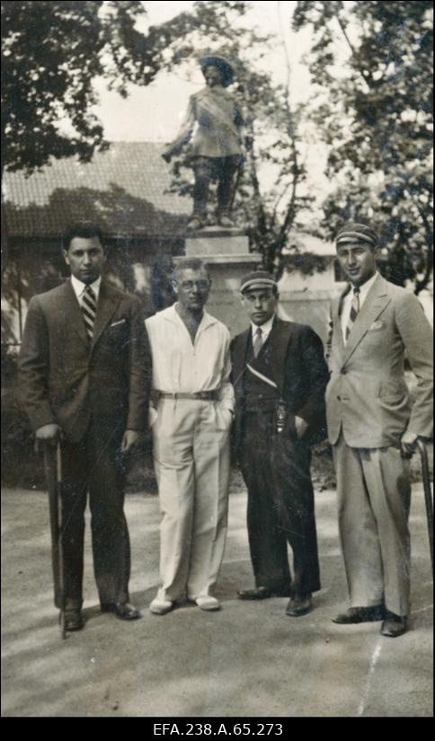 Korporatsiooni Limuvia liikmed David Pasternack, A.Hirschowitz, S. Spungin ja Aleksander Kahn Rootsi kuninga Gustav Adolfi ausamba juures.