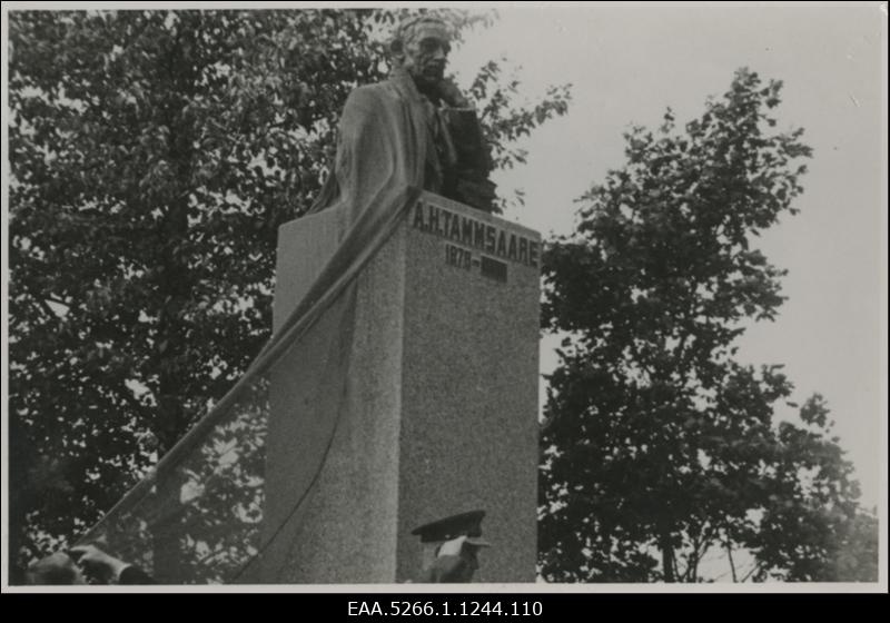 Anton Hansen Tammsaare monumendi avamine Järva-Madise külas.