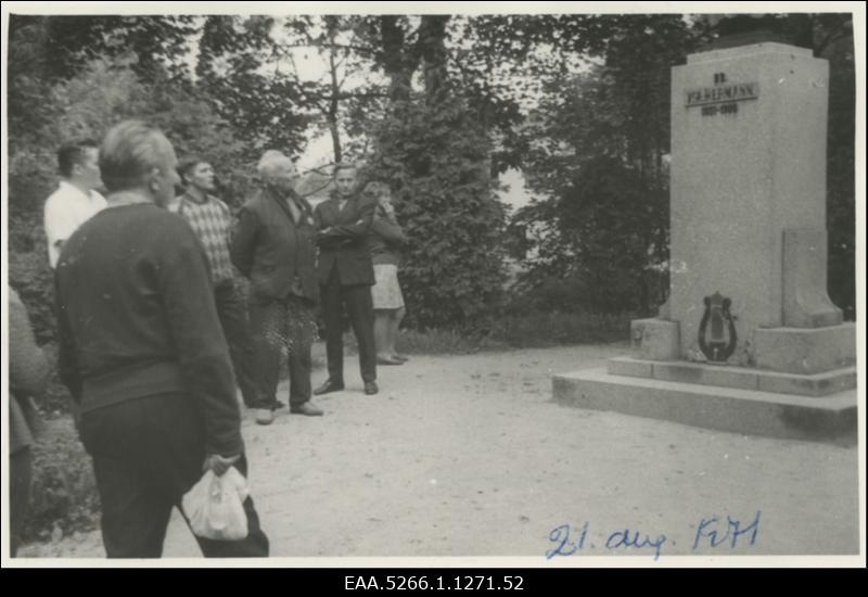 ENSV Riikliku Ajaloo Keskarhiivi töötajad Karl August Hermanni monumendi juures Põltsamaa linna pargis