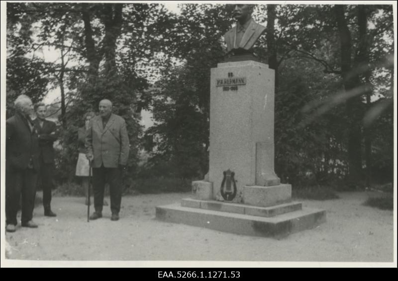 Karl August Hermanni monument Põltsamaa linna pargis