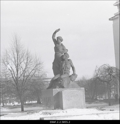 1905. aasta revolutsiooni mälestusmärk Tallinna Kesklinnas Pärnu mnt.(Estonia teatri taga). Valmis 1959.a. skulptor Kristjan Paluteder, arhitekt Mart Port.  similar photo