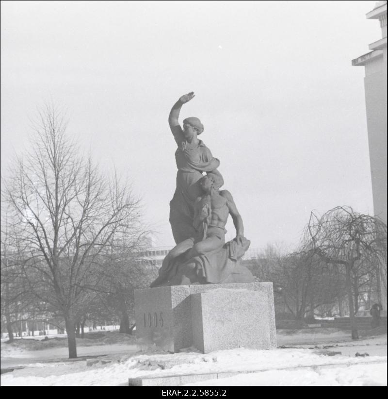 1905. aasta revolutsiooni mälestusmärk Tallinna Kesklinnas Pärnu mnt.(Estonia teatri taga). Valmis 1959.a. skulptor Kristjan Paluteder, arhitekt Mart Port.