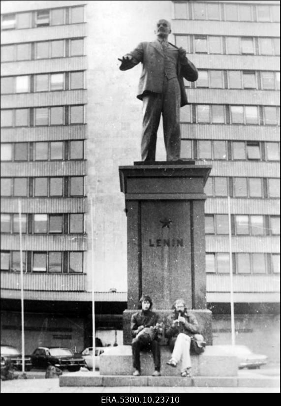 Foto dokumentaalfilmist "Nõukogude hipid". Hipid mängivad flööti Lenini ausamba ees Tallinnas.