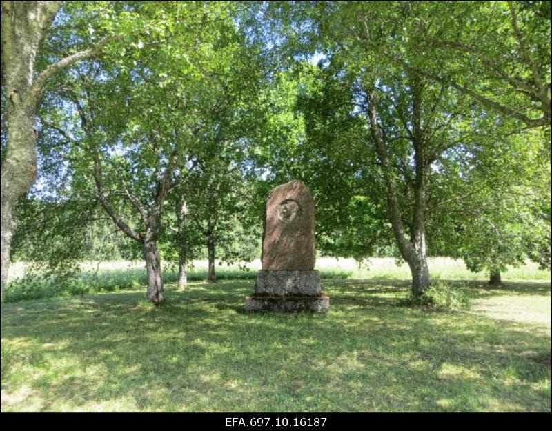 Mälestusmärk Fr. R. Kreutzwaldi sünnikohas Jõeperes.