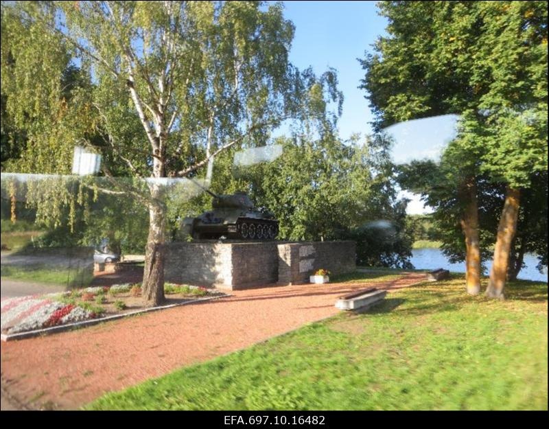 Tank-monument Narva-Jõesuusse viiva tee ääres.