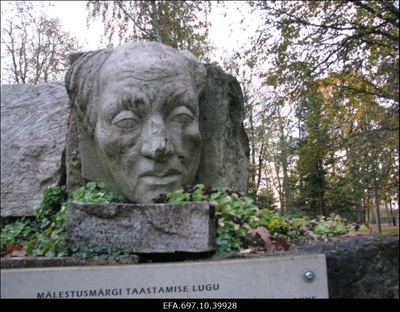 Ausammas kõikidele purustatud mälestusmärkidele Alu mõisa pargis.  similar photo