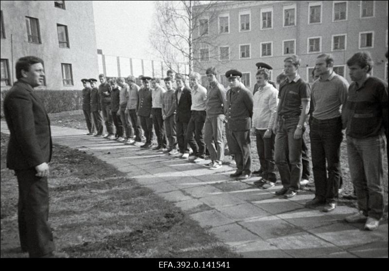 Eesti Põllumajanduse Akadeemia sõjalise kateedri ohvitserid Nõukogude Liidu kangelase Leen Kullmani mälestusmärgi juures.