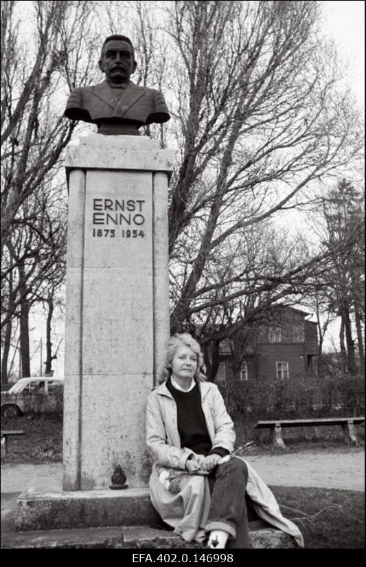 Luuletaja Ernst Enno tütretütar, USA-s elav Elin Toona oma vanaisa mälestusmärgi juures.