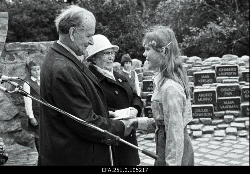 EKNÜ esimese kongressi delegaadid Vladimir (Mart) Kangur ja Alma Vaarman kongressi delegaatide mälestusmärgi avamise miitingul Võisilma talus.