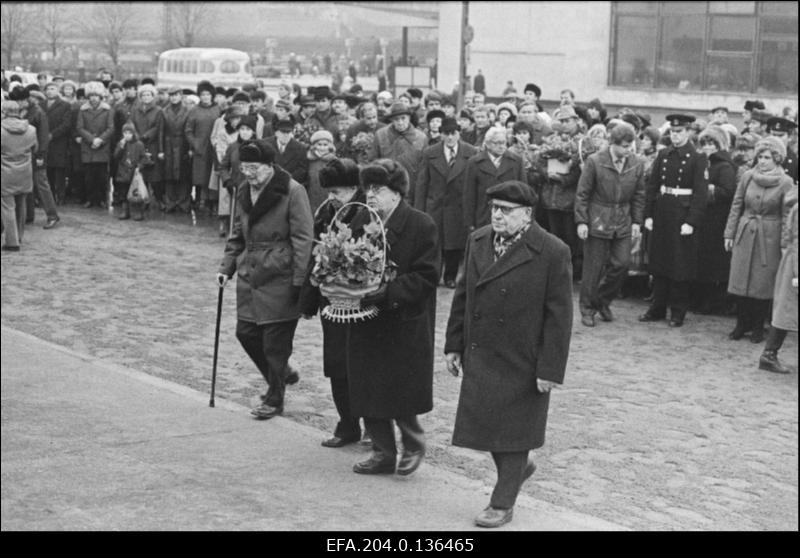 Lillede panemine 1.detsembri 1924.a. ülestõusu mälestusmärgile ülestõusu aastapäevale pühendatud miitingu ajal. Paremalt 1. revolutsiooniveteran Hendrik Allik.