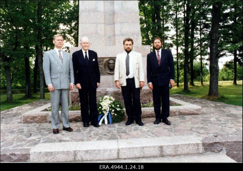 Ernst Jaakson Tahkurannas Konstantin Pätsi mälestusmärgi juures.