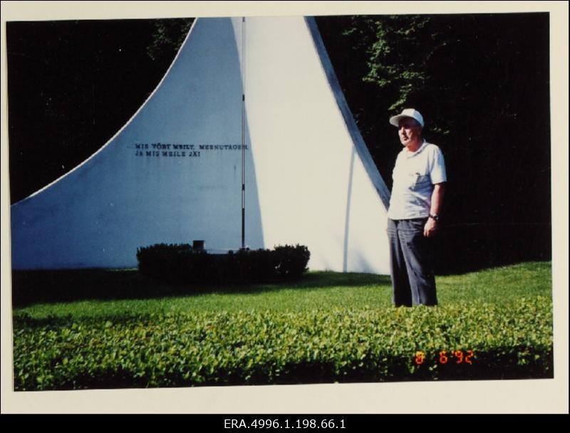 Heino Hallis mälestusmärgi ees Seedriorus.