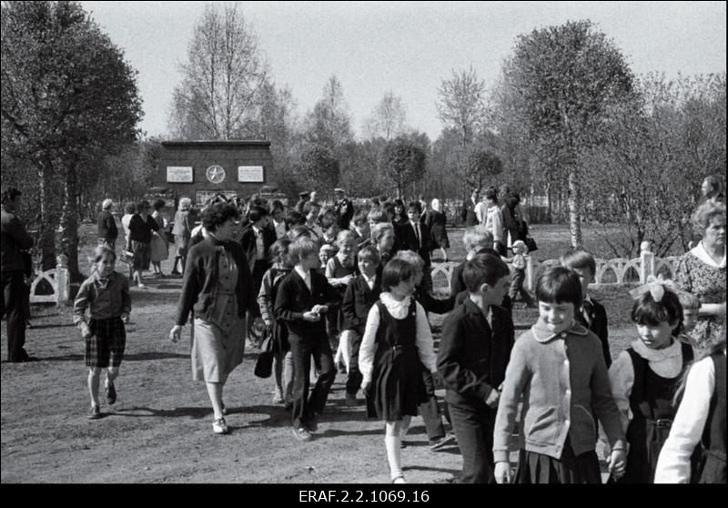 Autoretk Tallinn - Narva; sõjaveteranide ja pioneeride - kooliõpilaste rongkäik Sinimägedes langenud Nõukogude sõdurite mälestusmärgi juures