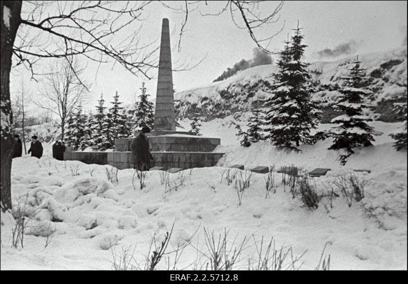 Võru Rajoonikomitee delegatsiooni liikmed mälestusmärgi juures Pihkvas, mis on püstitatud Teises maailmasõjas langenud Punaarmee võitlejatele.