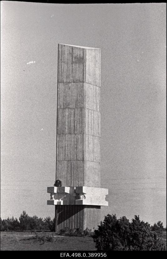 Suures Isamaasõjas langenute mälestusmärgi avamine Tehumardis.