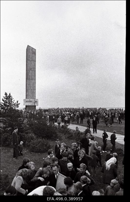 Suures Isamaasõjas langenute mälestusmärgi avamine Tehumardis.